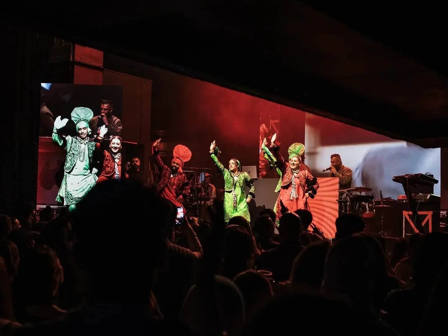 jodi-dancers-on-stage-dark-ambiance