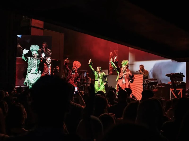 jodi-dancers-on-stage-dark-ambiance