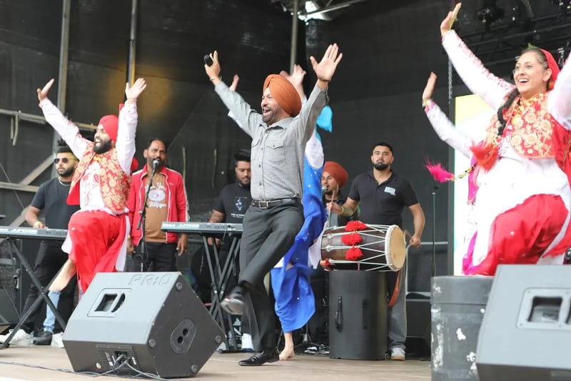 jodi-dancers-on-stage-with-artist